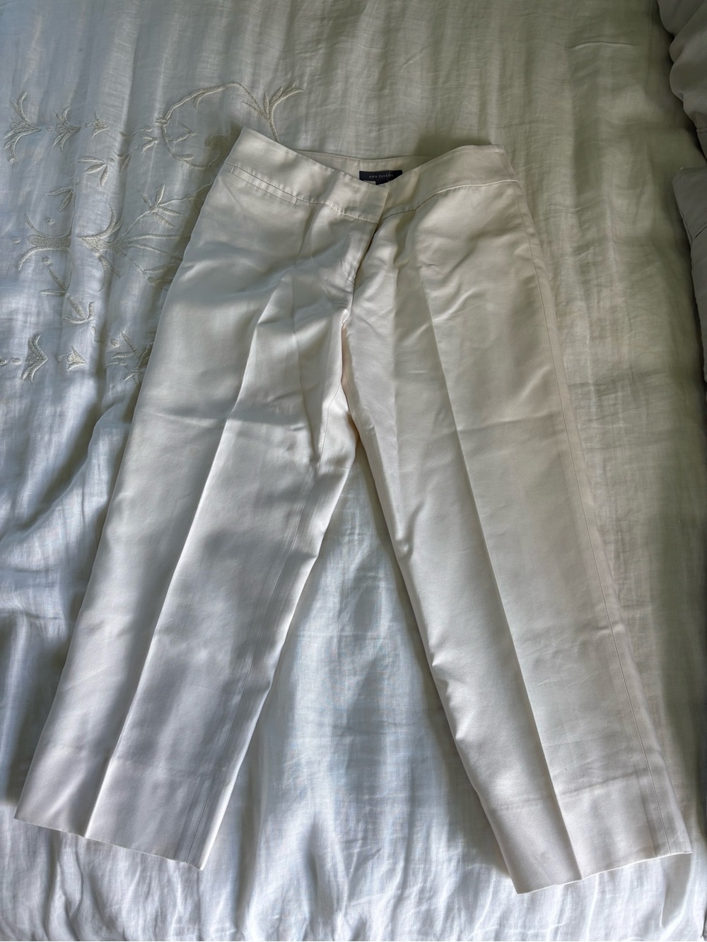 Ann Taylor White Women's capri pants